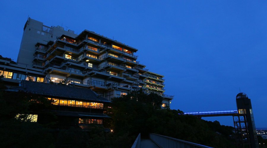 夕暮れ時のホテル外観