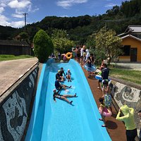 行列待ちで、体を温めて16度流水滑り台を、グループで一人で楽しく