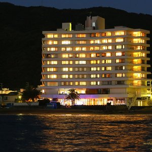 対岸から望む大江戸温泉物語　土肥外観