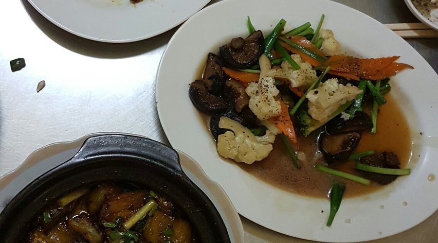Attention le poulet citronnelle est tres epice ! Le plat champignons est delicieux. Bon accueil 