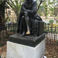 Statue de Michel de Montaigne, rue des Ecoles