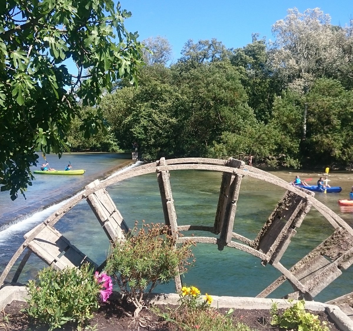 Isle-sur-la-Sorgue : un piège à déchets installé dans la rivière