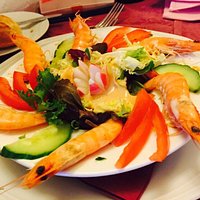 Mise en bouche, steak de thon, bavette, scampis a l'ail, jambonneau, salade gambas,