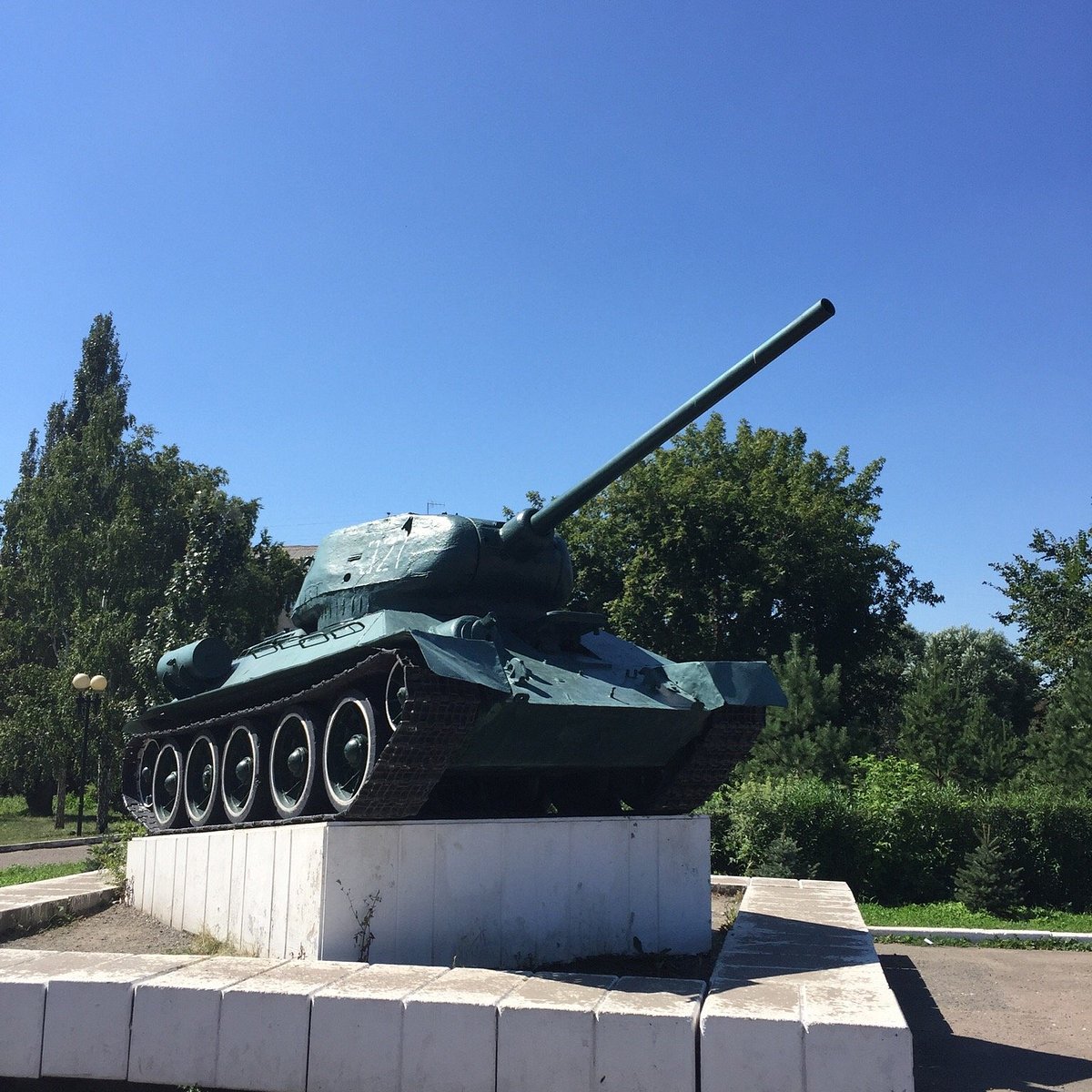 Купить танк в омске. Памятник танк т-34 Омск. Омский танк т34 памятник. Танки т34 в Омске. Памятник т 34 в Омске.