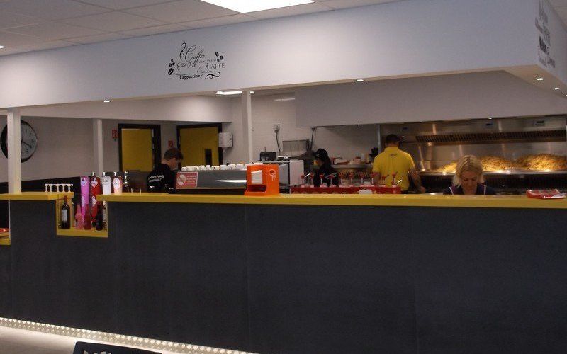 comptoir  d'accueil et de service ... et  vue sur la cuisine