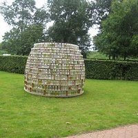 Kunstwerk met honderden potten water in Beeldenpark Anningahof