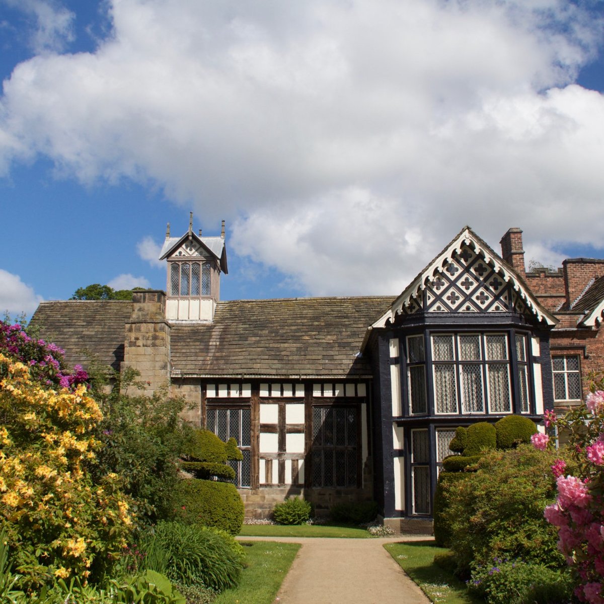 are dogs allowed at rufford old hall