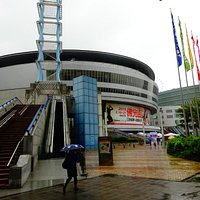 外観。向かって右奥が館神百貨。