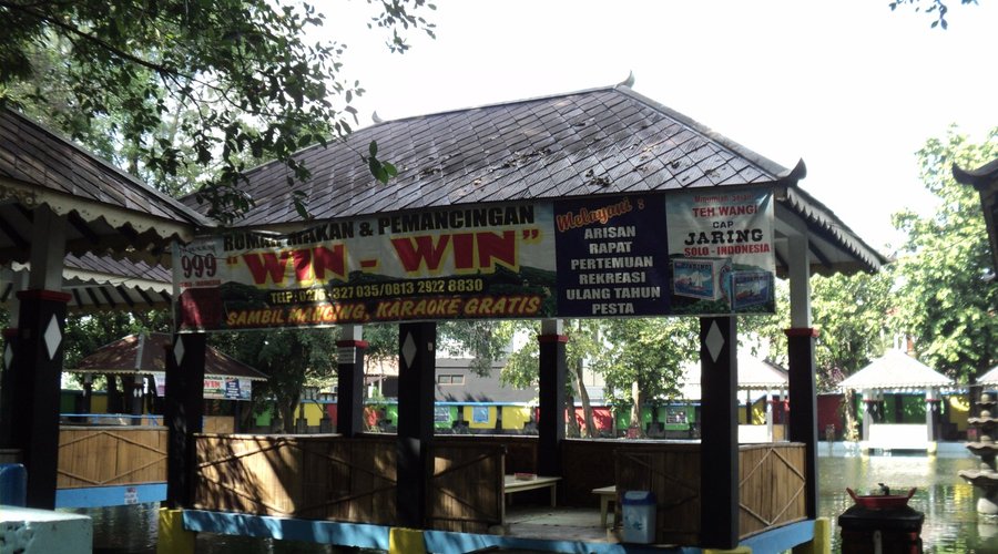 Ada rumah makan & pemancingan di kompleks umbul Pengging
