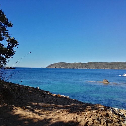 Livorno, tutti a fare il bagno e prendere il sole a ottobre. Foto