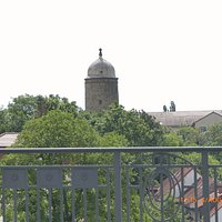 Blick von der gegenüberliegenden Seite der Friedensbrücke auf die Neue Wasserkunst.