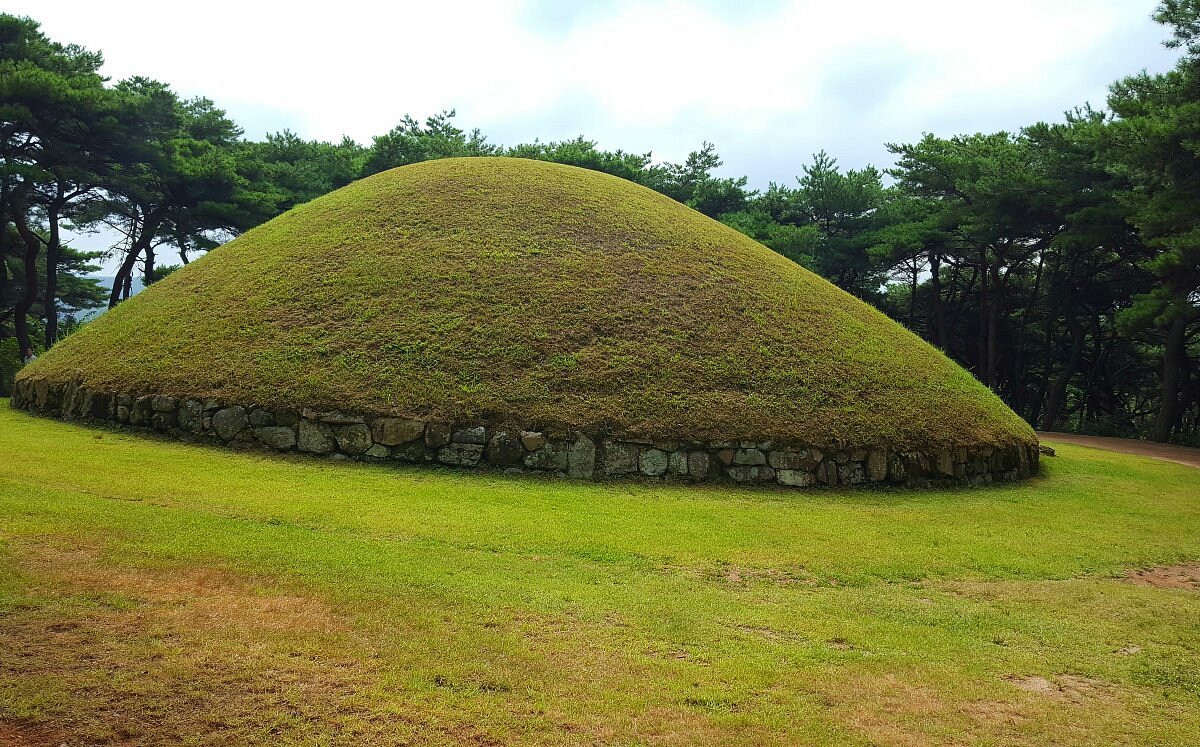 Royal Tomb of Queen Seondeok, Кенджу - Tripadvisor