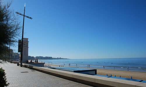 Le remblai des Sables d'Olonne avec la célébre tour de l'horloge haute de 25 m