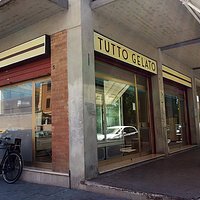 la gelateria in piazza XXIV maggio