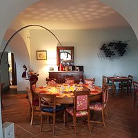Tavolo per cavalieri! We have the round table..where are the knights?