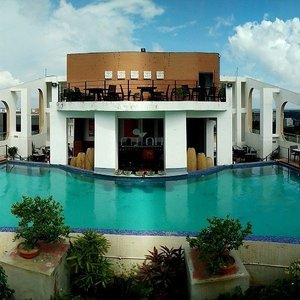 Liqua Pool Bar