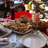 ameijoa a bolhao de pato e batata brava e sangria