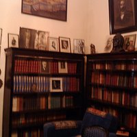 una de las esquinas de su escritorio personal