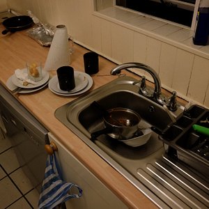 L'espace cuisine et la vaisselle sale