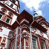 Вид на храм снизу