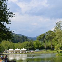 il gazebo visto dall'altra parte del lago