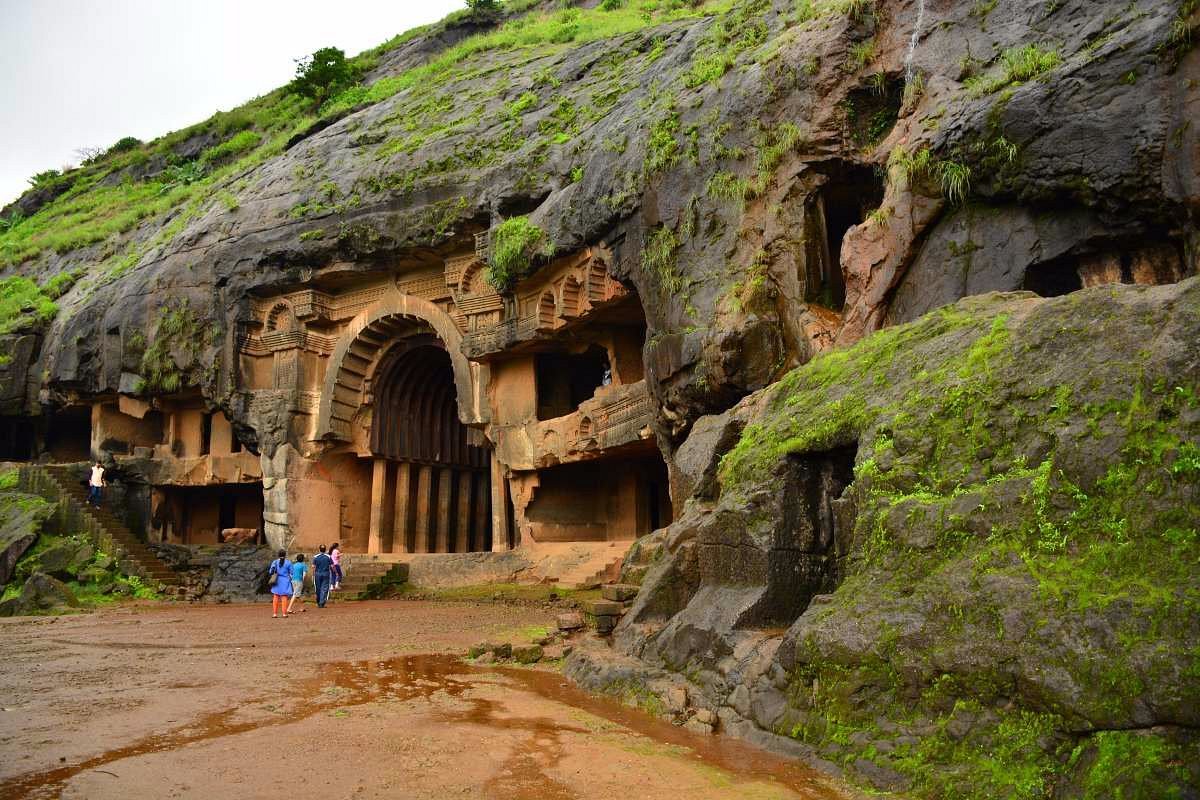 पुण्याजवळची आवर्जून भेट देण्याजोगी ठिकाणे - एका दिवसाच्या सहलीसाठी उत्तम पर्याय 10 the main prayer hall