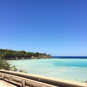 Spiaggia antistante il campeggio di baia di guidaloca. Sarebbe tutto perfetto se non fosse per l