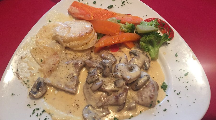 I was so happy with my meal, Scallopini Funghi with perfectly cooked fresh vegetables, yummy pot