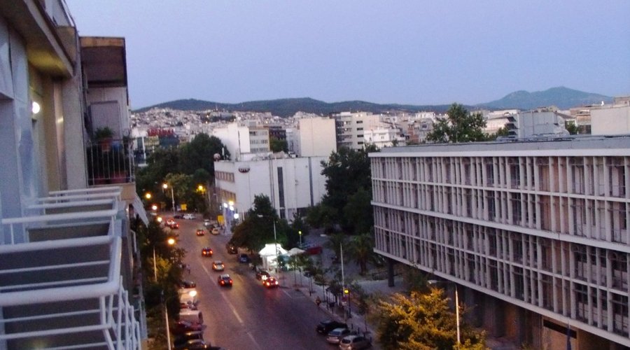 Desde a sacada do hotel, já começando a se iluminar, a rua do Hotel Anessis.