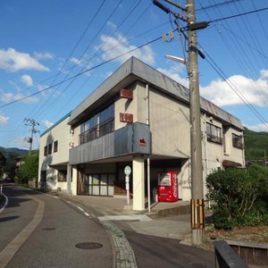 バス通り（雷方面）を来ると、「温出」バス停が見える。そこを右へ入るが、車１台分道です。