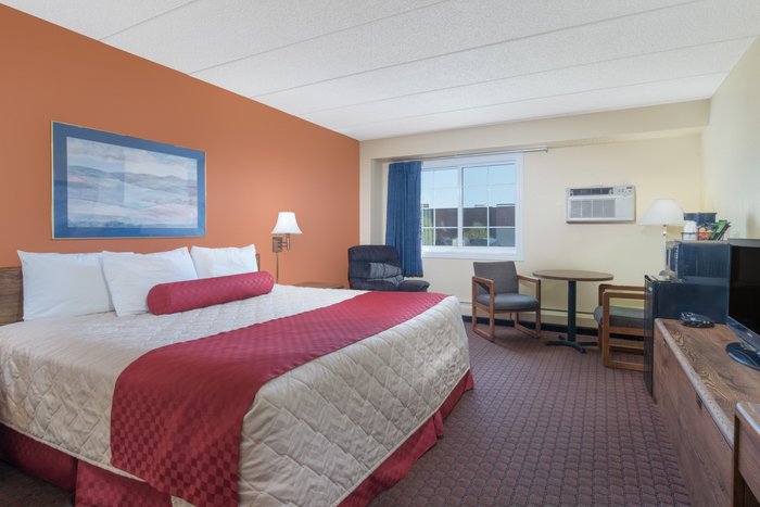 DAYS INN BY WYNDHAM MINOT - Motel Reviews, Photos, Rate Comparison ...