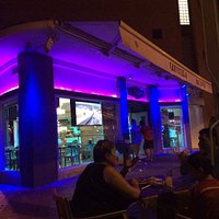 Lugar cerca de la Universidad y del Estadio Carlos Belmonte. Terraza ideal para el verano. Buena