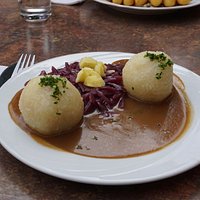 Klöße mit Soße und Rotkraut
