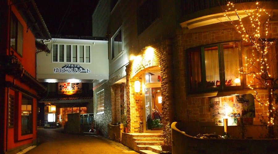 湯街中央にあるホテル外観