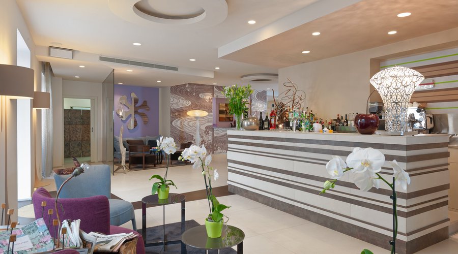 bar