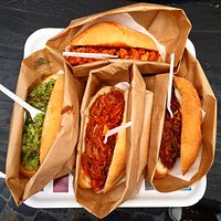 Panini con spuntature e salsiccia, salsiccia e broccoletti, trippa alla menta e coda alla vaccin