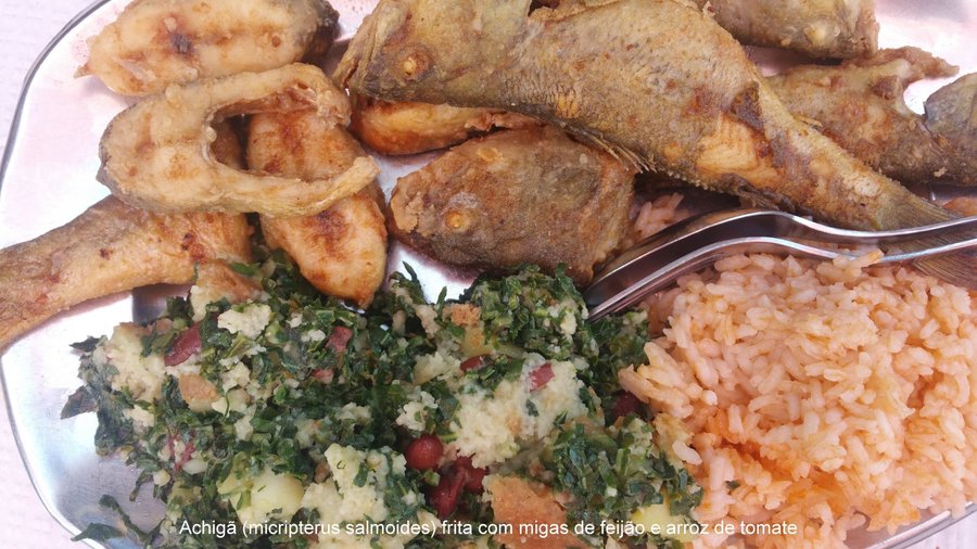 Achigã frita com migas de feijão e arroz de tomate