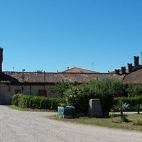 Dall'interno della corte verso l'uscita