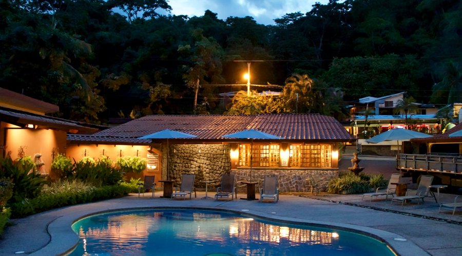 View from the pool onto the reception and the entrance.