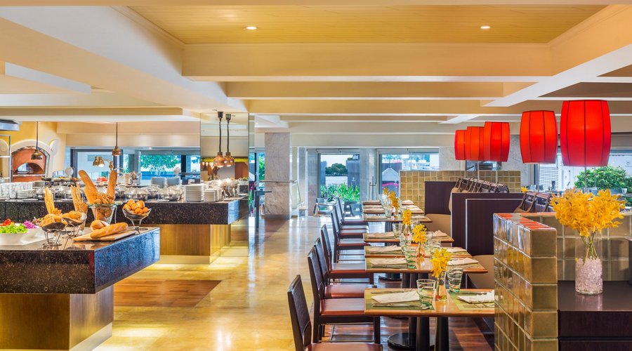 Feast, a world cuisine restaurant, welcomes you an international buffet and à la carte menus.   