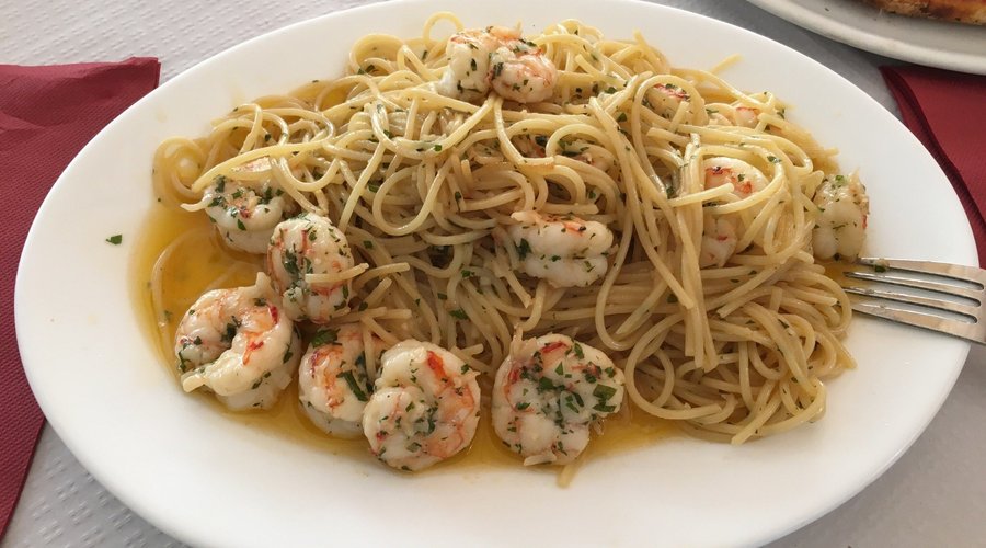 Berenjenas gratinadas, pizza y espaguetti al ajo aceite gindilla