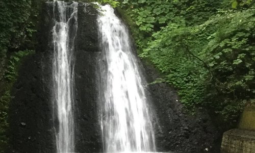 白瀑。