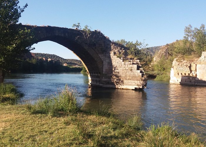 Puente romano sobre el rio Segre en Camarasa