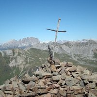 La vetta con lo sfondo del Sassolungo