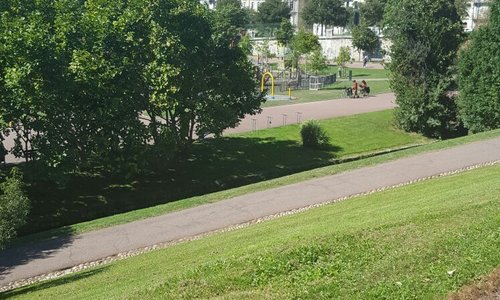 Fontaine et espace jeux pour enfants