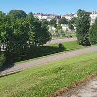 Fontaine et espace jeux pour enfants