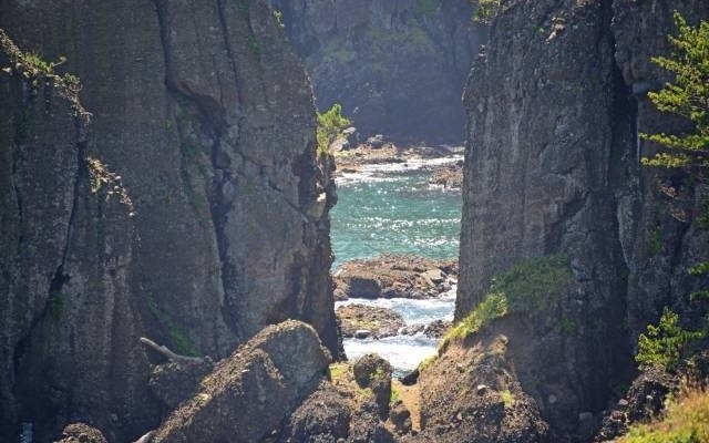 拡大して見たら岩の隙間がありトリックアートのようでした