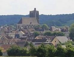 Eglise Saint-Denis dominant un centre-bourg champenois