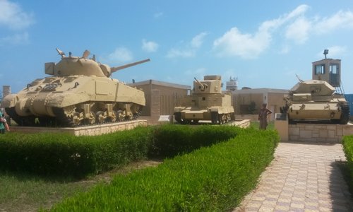 Pezzi nel cortile esterno al museo