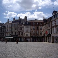La place où se situe l'Office de Tourisme